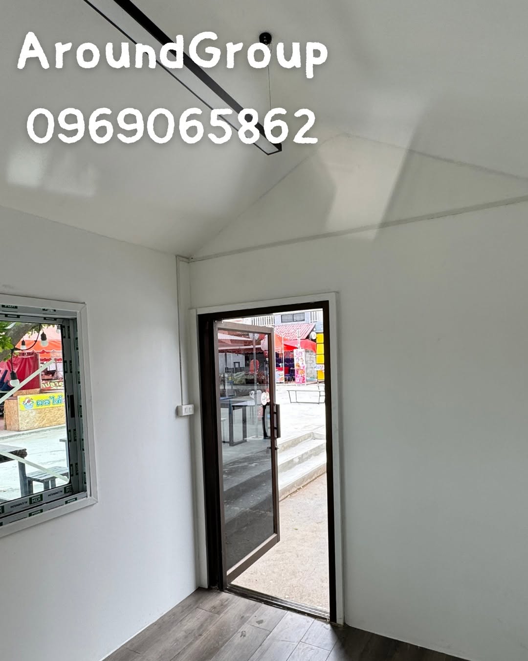 ภาพผลงานเต็มหน้าจอ: ผลงานร้านค้าน็อคดาวน์โทนแดง-ขาว พร้อมตกแต่งภายใน