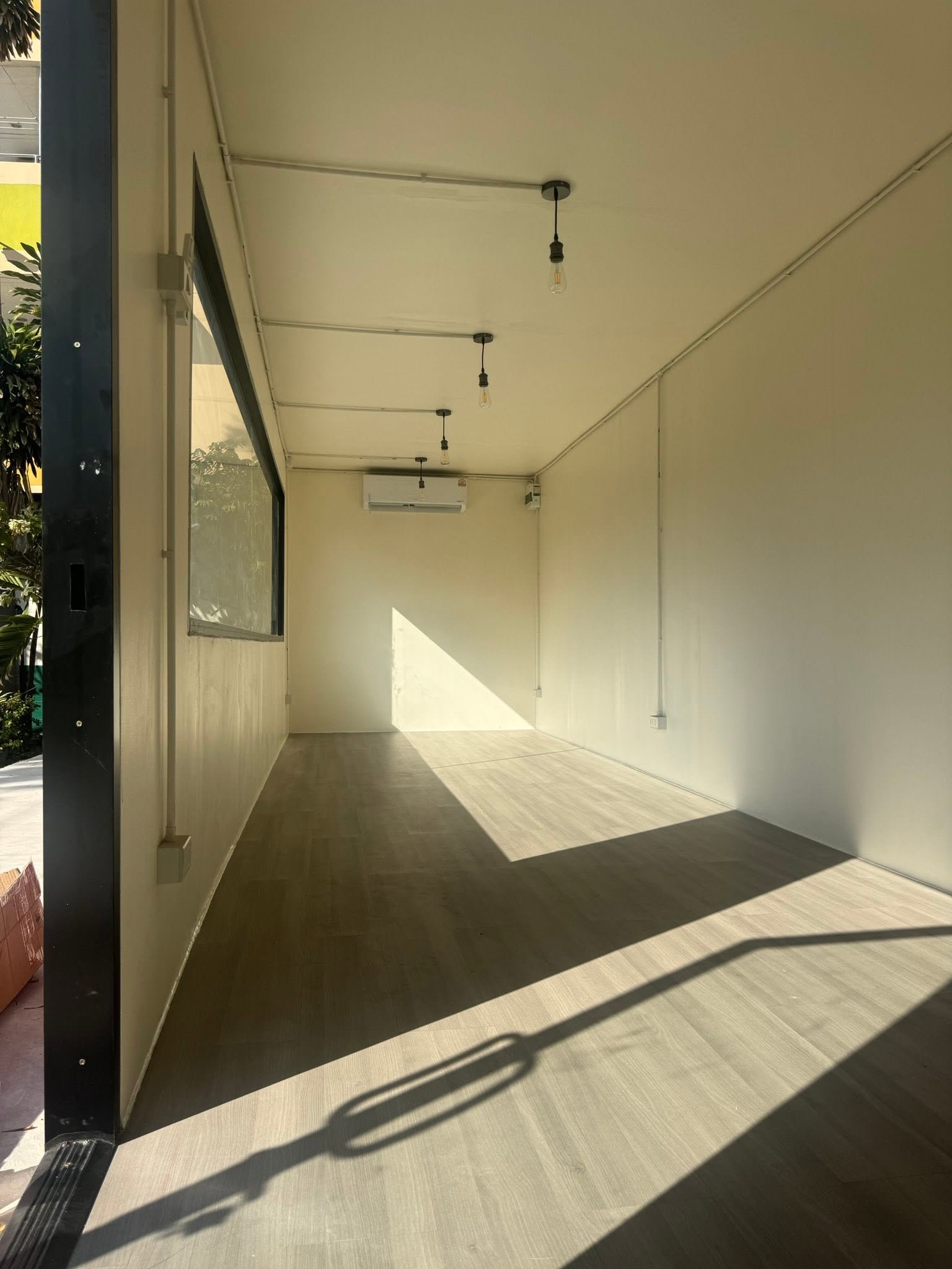 ภาพผลงานเต็มหน้าจอ: ผลงานร้านค้าน็อคดาวน์จากตู้คอนเทนเนอร์โทนสีแดง