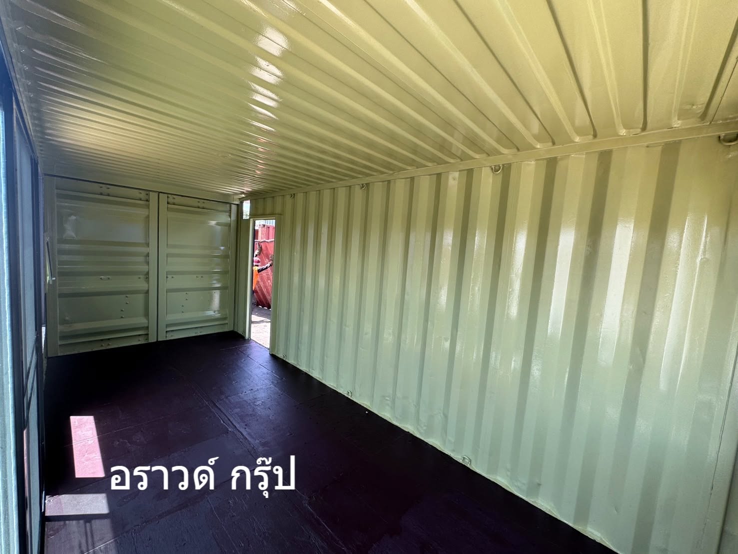 ภาพผลงานเต็มหน้าจอ: ผลงานดัดแปลงตู้คอนเทนเนอร์มือสอง พร้อมกระจกบานใหญ่