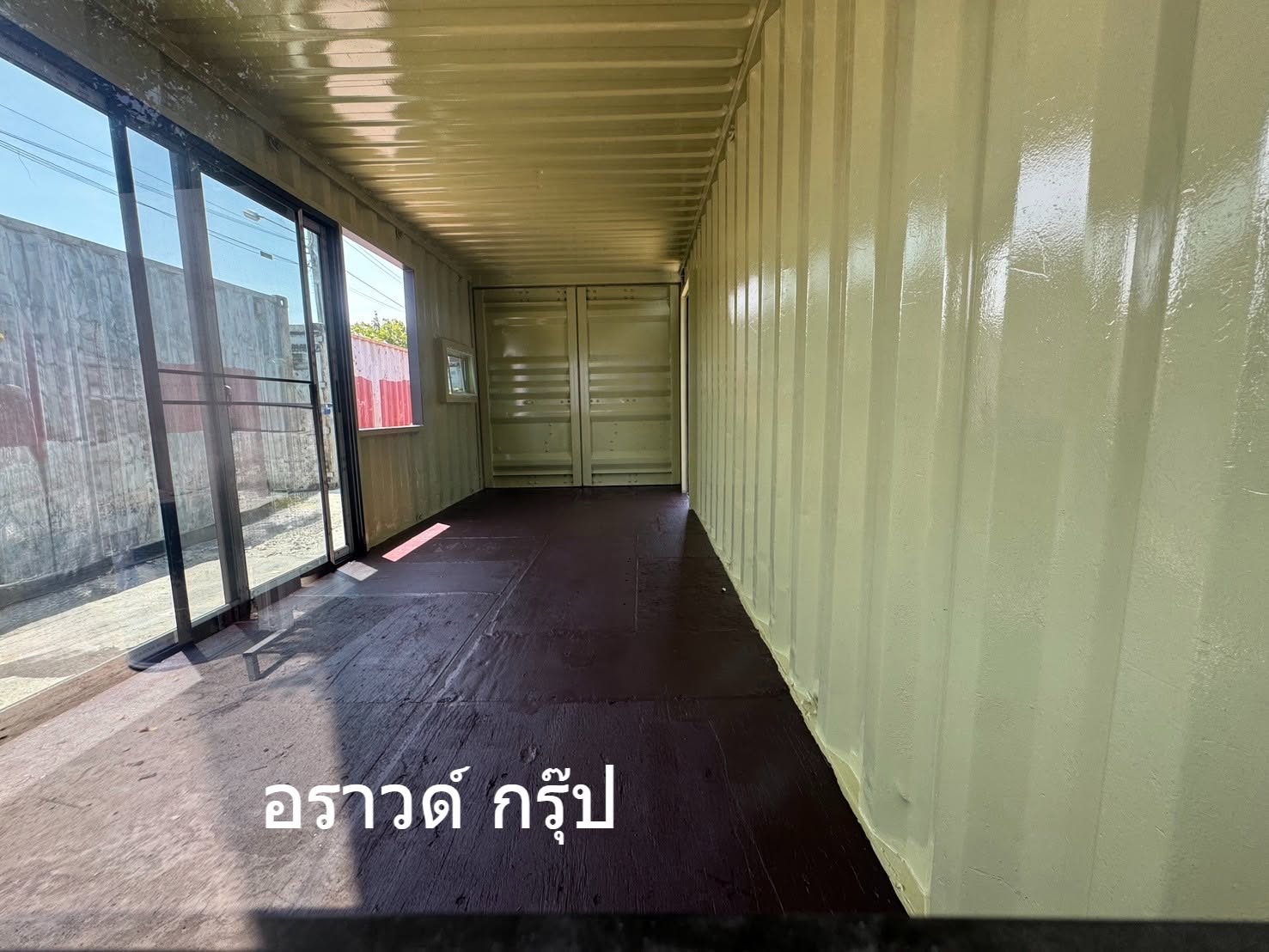 ภาพผลงานเต็มหน้าจอ: ผลงานดัดแปลงตู้คอนเทนเนอร์มือสอง พร้อมกระจกบานใหญ่
