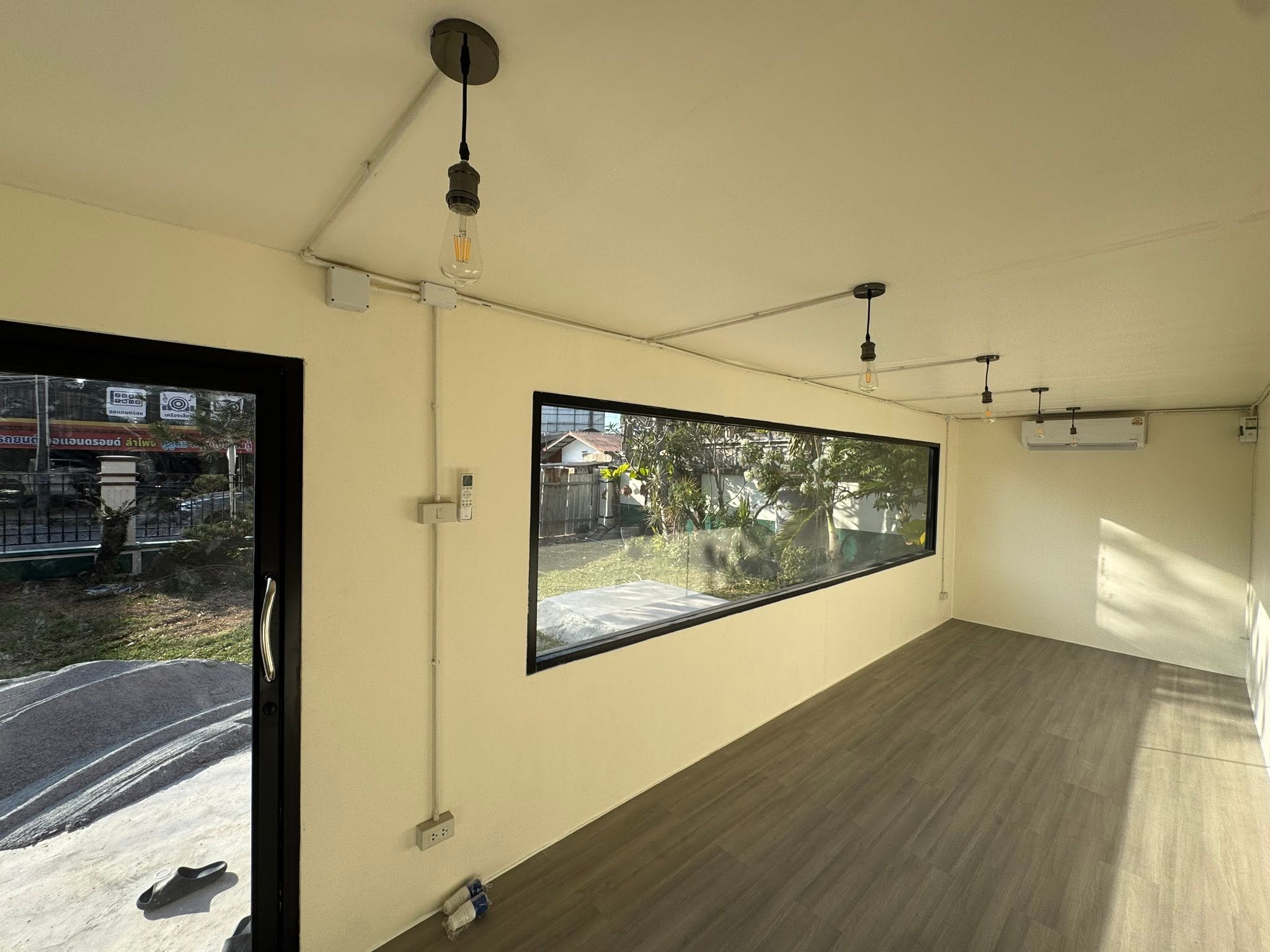 ภาพผลงานเต็มหน้าจอ: ผลงานร้านค้าน็อคดาวน์จากตู้คอนเทนเนอร์โทนสีแดง